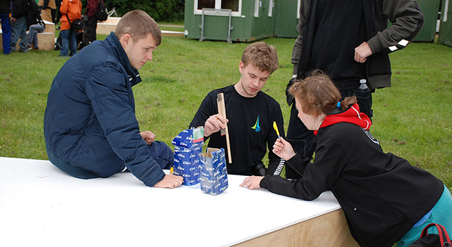 Eleverne fra Roskilde Tekniske Skole rykker ind (fredag den 26. juni 2015)