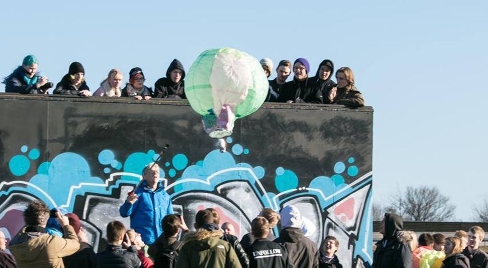 Den traditionsrige ballonopsendelse er kulminationen på et næste to måneder langt projekt, hvor alle 1.g-elever på Roskilde Tekniske Gymnasium har arbejdet ihærdigt på tværs af deres fag og studieretninger