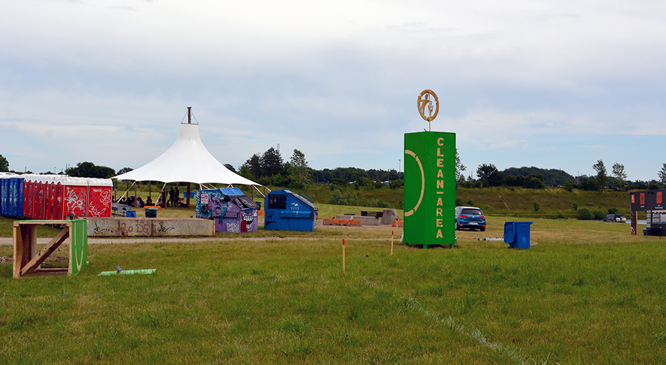 Samarbejdet mellem Roskilde Festival og Roskilde Tekniske Skole omfatter i 2016 bl.a. cirkusskure til personale på recyclingsstationer, grønne kompostreaktorer og Clean Portaler