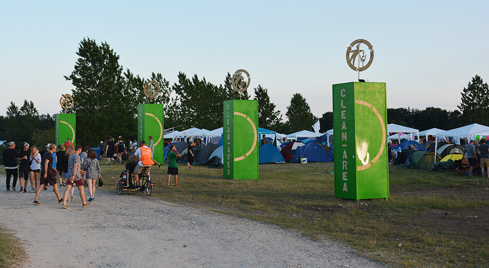 Samarbejdet mellem Roskilde Festival og Roskilde Tekniske Skole omfatter i 2016 bl.a. cirkusskure til personale på recyclingsstationer, grønne kompostreaktorer og Clean Portaler 