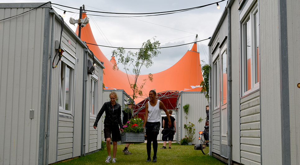 Før festen på pladsen og bag scenen