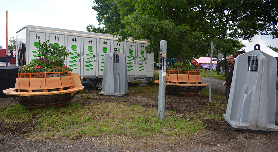 Samarbejdet mellem Roskilde Festival og Roskilde Tekniske Skole omfatter i 2016 bl.a. cirkusskure til personale på recyclingsstationer, grønne kompostreaktorer og Clean Portaler