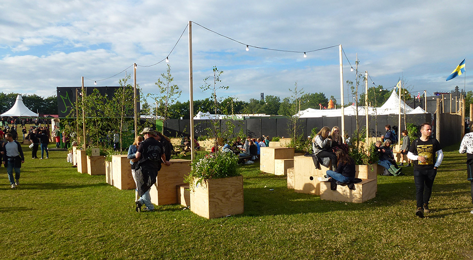 Samarbejdet mellem Roskilde Festival og Roskilde Tekniske Skole omfatter i 2016 bl.a. cirkusskure til personale på recyclingsstationer, grønne kompostreaktorer og Clean Portaler