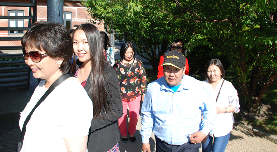 En delegation fra Mongoliets arbejdsministerium besøger i disse dage danske erhvervsskoler. Tirsdag den 7. juni var gruppen på besøg på Roskilde Tekniske Skole. Formålet med besøget var at få inspiration til, hvordan de kan opbygge deres uddannelsessystem på landbrugsområdet.