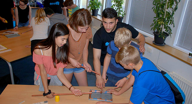 Sjovt, lærerigt og masser af energi! Se billeder og video med højdepunkter fra dagens konkurrencer, lærerkonkurrencer og selvfølgelig dagens vindere på Skills Stafet på Roskilde Tekniske Skole.