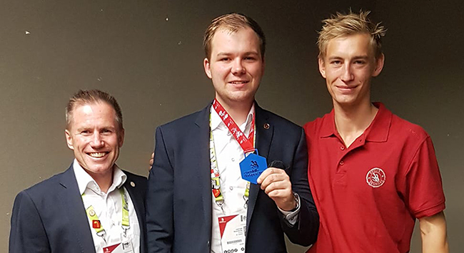 Medallion for Excellence til snedker Justian ved EuroSkills 2018