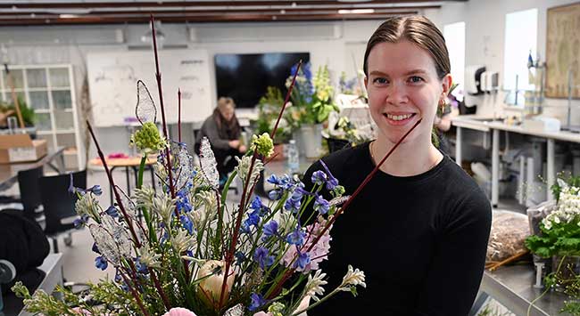 Helene er klar med blomsterne til DM i Skills 2024