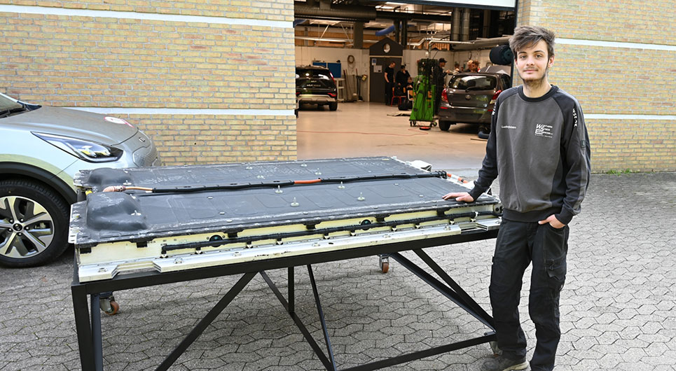 Ludvig byggede bord til 600 kilos batteri