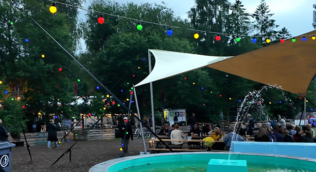 Lys over de frivillige på Roskilde Festival