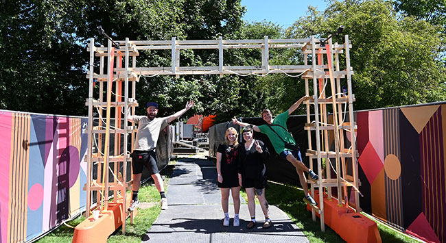 Smukke blomster og beplantninger i lange baner til Roskilde Festival