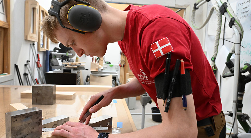 Fra legetøjshammer til uddannelse med medalje