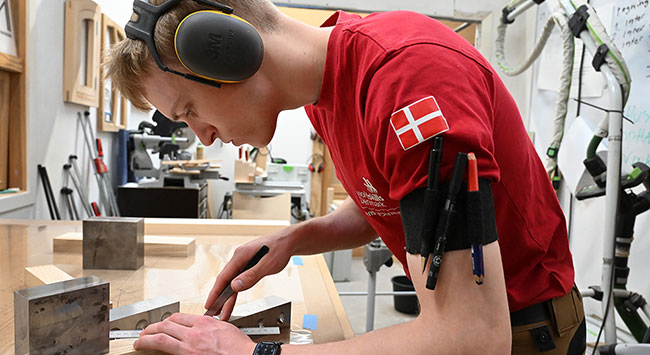 Fra legetøjshammer til uddannelse med medalje