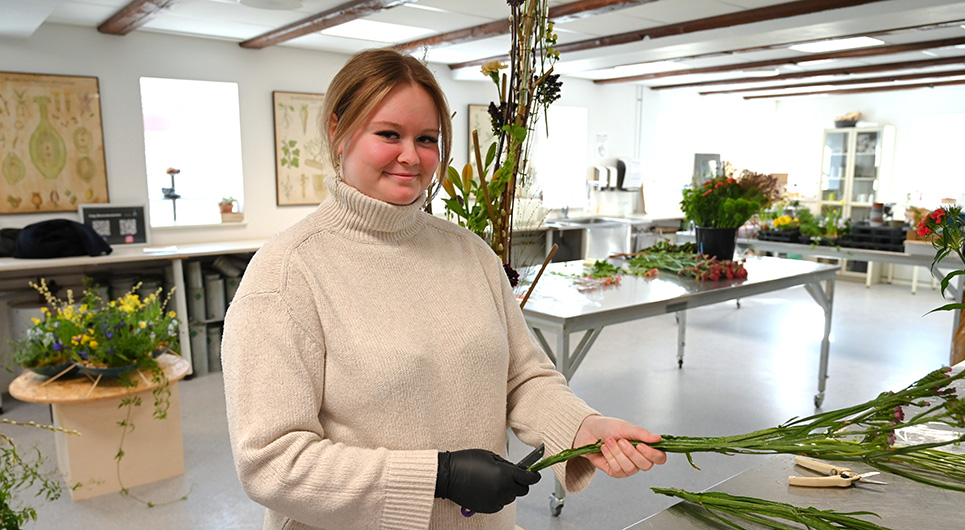 Ida Marie binder buketter til DM i Skills 2026