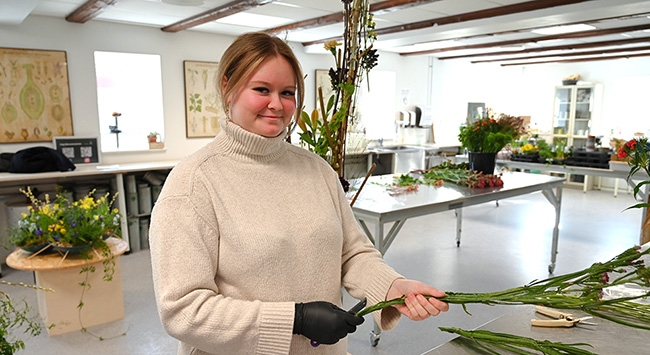 Ida Marie binder buketter til DM i Skills 2026