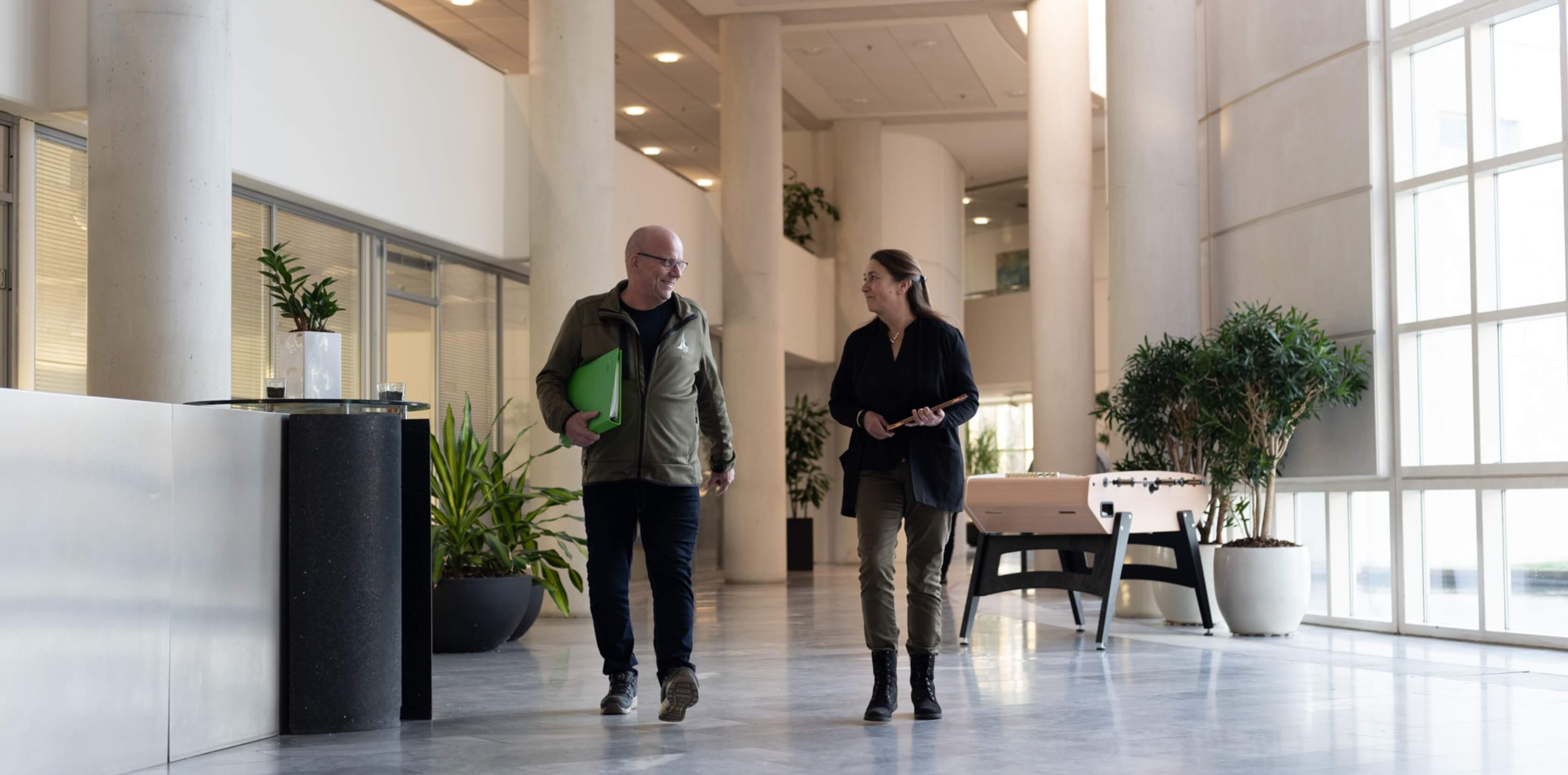 To kollegaer fra Roskilde Tekniske Skole kommer gående en af gang