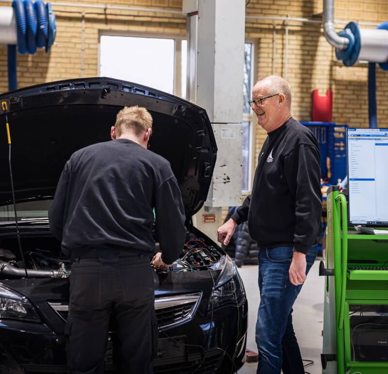 Underviser på mekanikeruddannelsen ved Roskilde Tekniske Skole viser elev motorrum