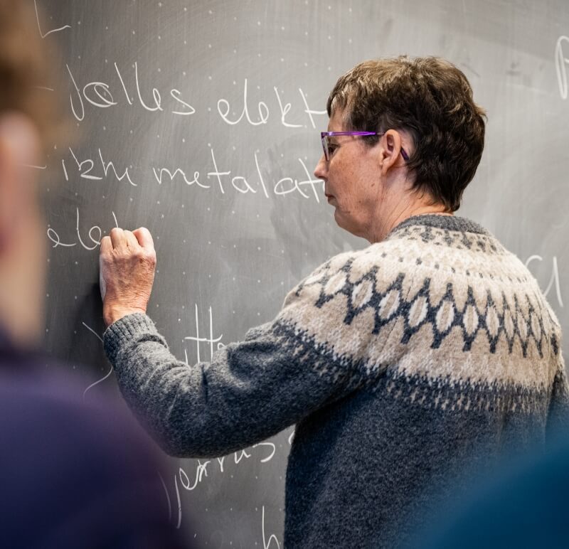 Underviser fra Roskilde Tekniske Skole skriver på tavle