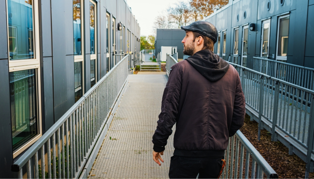 Underviser fra Roskilde Tekniske Skole går udenfor langs skolens lokaler