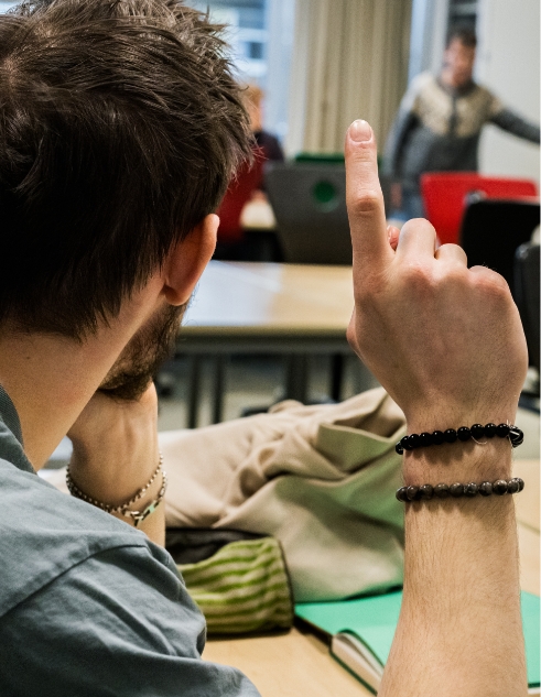 Elev fra Roskilde Tekniske Skole rækker hånden op i timen
