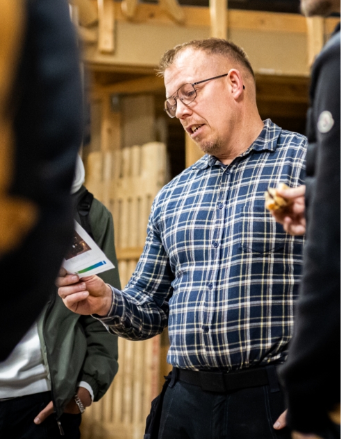Underviser fra håndværksfaget ved Roskilde Tekniske Skole kigger i flyer
